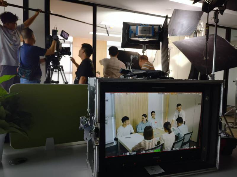 康定县TVC拍摄公司：科技产品视觉化大师，诠释未来感与功能美学